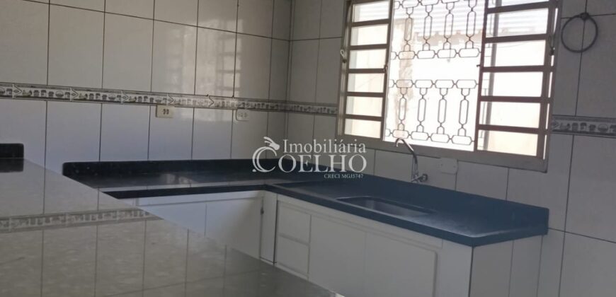 VENDE-SE CASA- CENTRO DE GUAXUPÉ, PROXÍMO A PRAÇA DOS ESTUDANTES