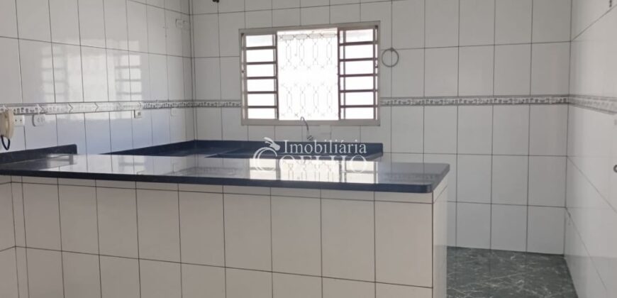 VENDE-SE CASA- CENTRO DE GUAXUPÉ, PROXÍMO A PRAÇA DOS ESTUDANTES